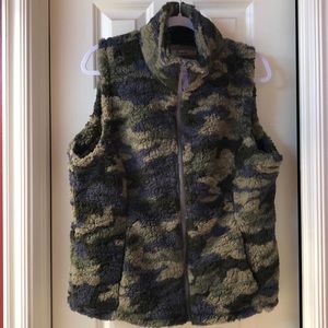 NWT Gingerly Camoflauge/Camo Fleece Vest size L/XL